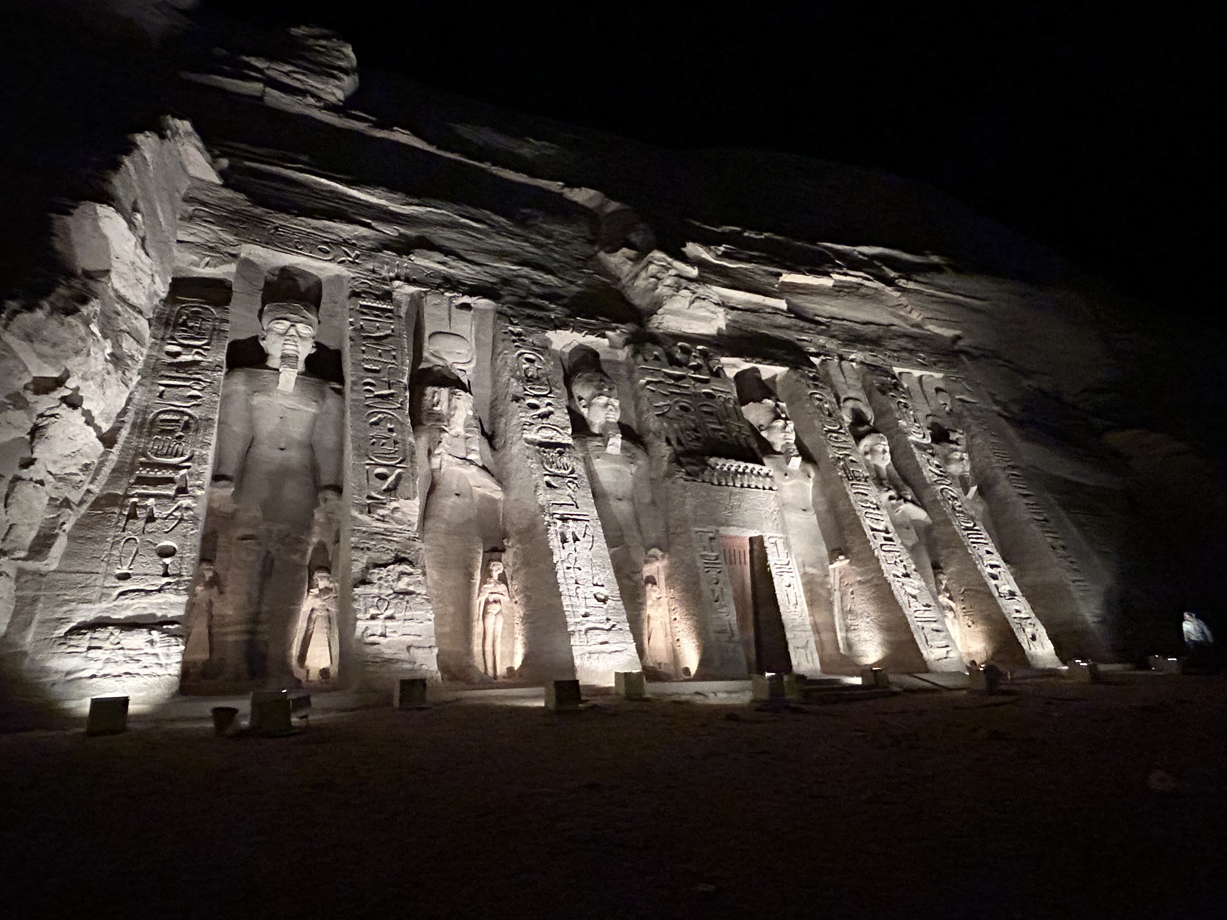 夜のアブシンベル神殿